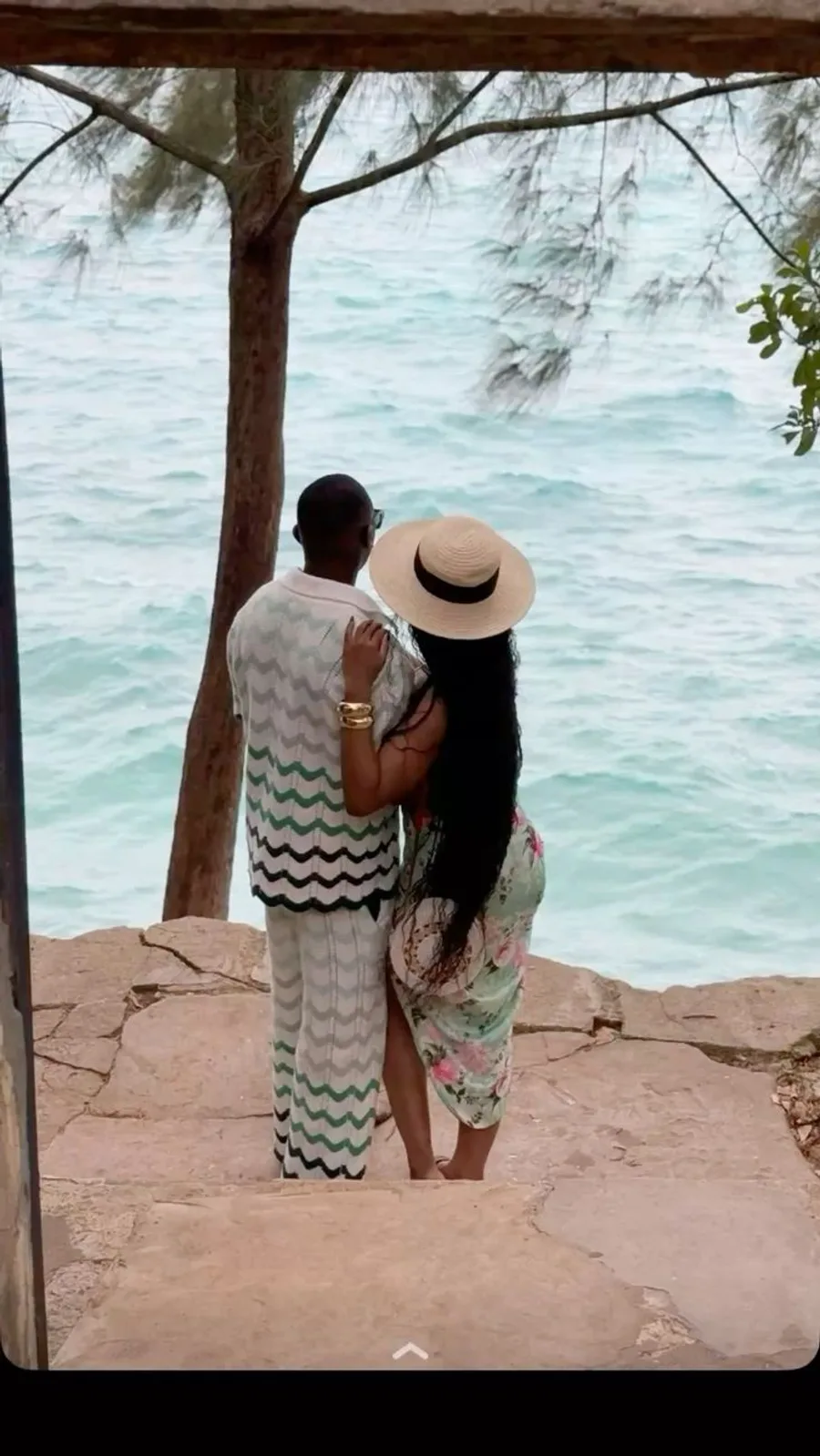 Couple face à la mer